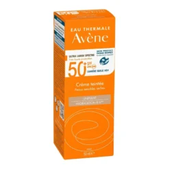 Crema colorata SPF 50+ viso e collo, indicata per pelli secche e sensibili soggette a scottature, offre una protezione solare motlo alta (UVA-UVB, luce blu visibile ad alta energia) e una sensazione di comfort immediato.