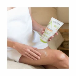 Questa Crema emolliente “anti-grattage”, lenisce la sensazione di prurito*, attenua gli arrossamenti della pelle secca a tendenza atopica e riduce la secchezza cutanea, riequilibrando il microbioma pelle.